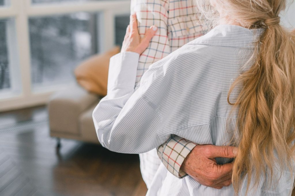 Betreuerin unterstützt pflegende Angehörige